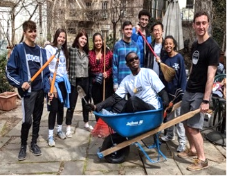 A group of volunteers helping in the Garden.